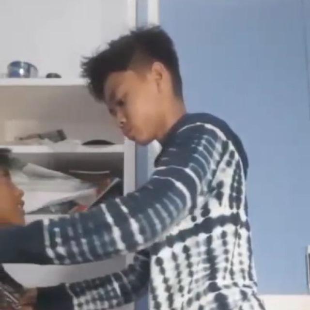 Adik kakak viral