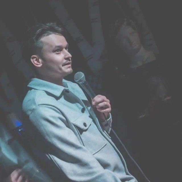 На сцене Глеб Рошелье