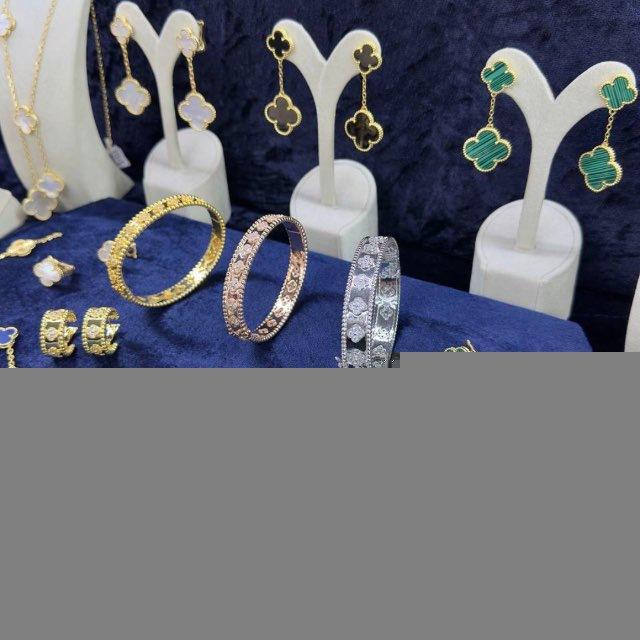 Esmeralda accessories