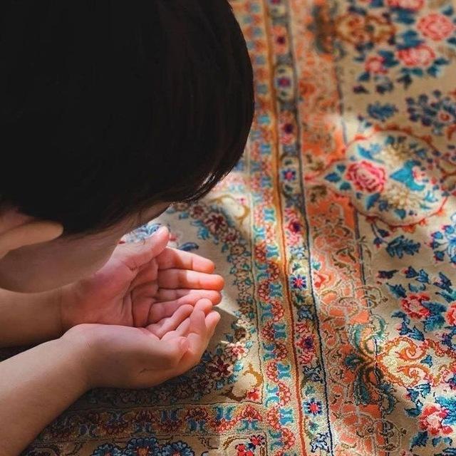 {أَلَا بِذِكْرِ اللَّهِ تَطْمَئِنُّ الْقُلُوبُ}