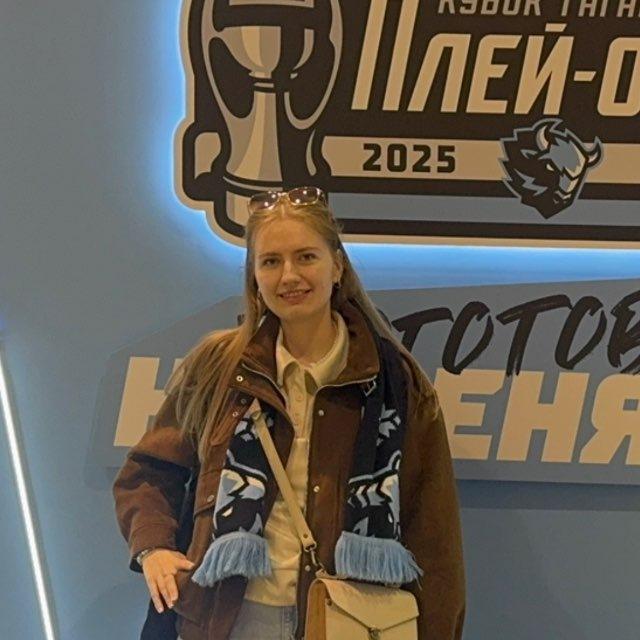 She loves hockey)🤍