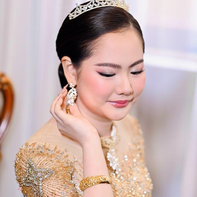ជ លីហាង លក់គ្រឿងអលង្ការ