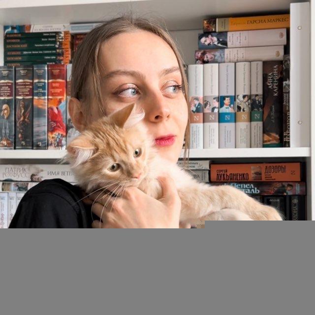 луна звала её подругой 🌙
