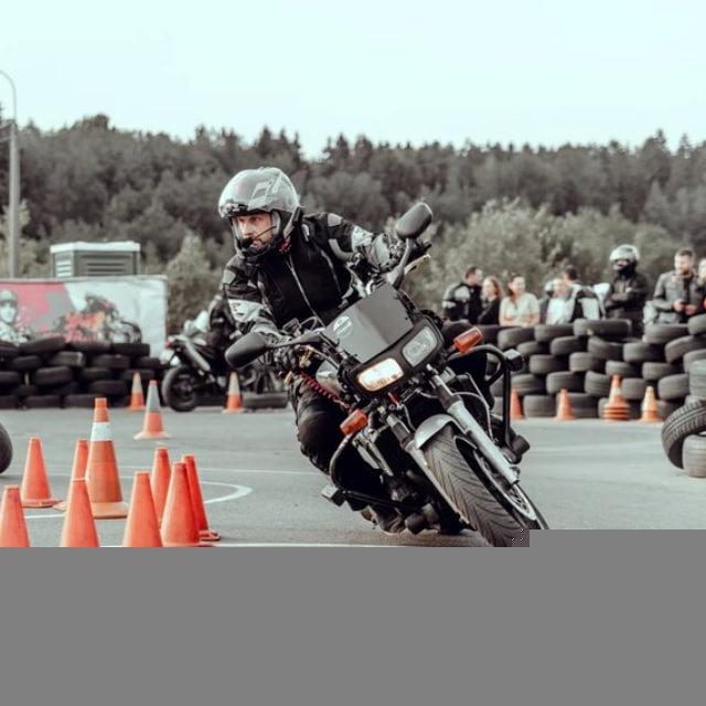 RIDING MOTO