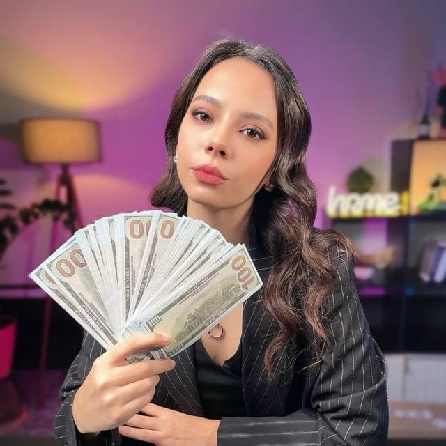 RESEÑAS DE CAMILA FLORES