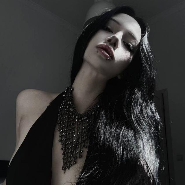 NFW♟️ | ⓘ HOTNESS: 🍸👠 .. (1's) A WOMAN WHO HAS A UNIQUE BLEND OF PASSION AND INTELLIGENCE
