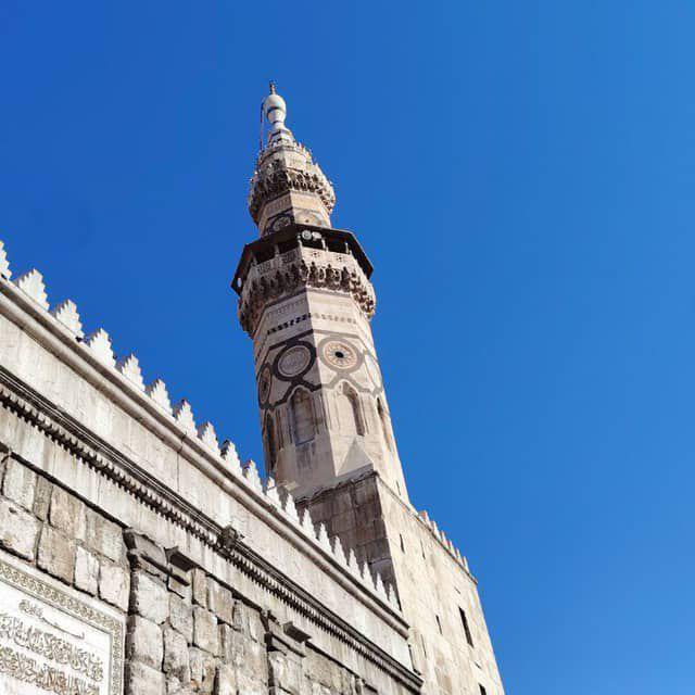 فَتًى أَشْعَثْ