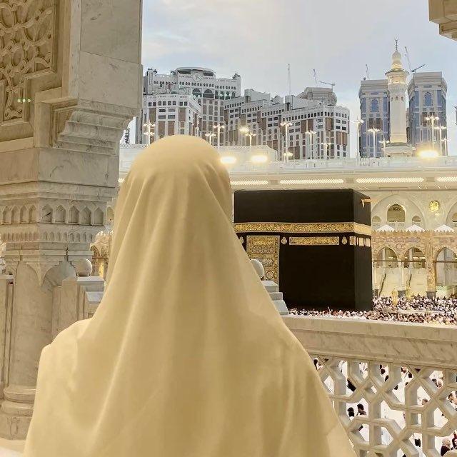 تَحتَ عَباءةِ الزَهراء