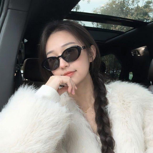Isabelle - Queen Of Gold