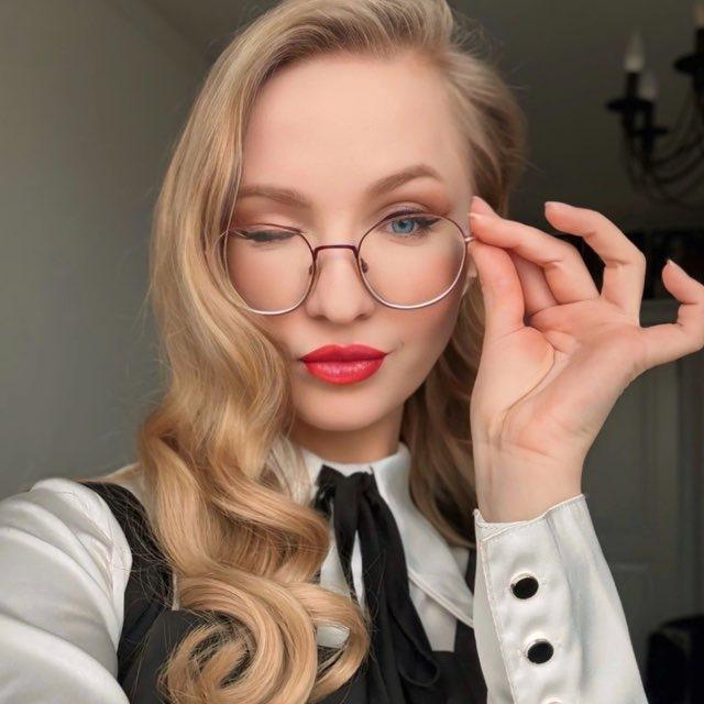 Модная библиотекарша