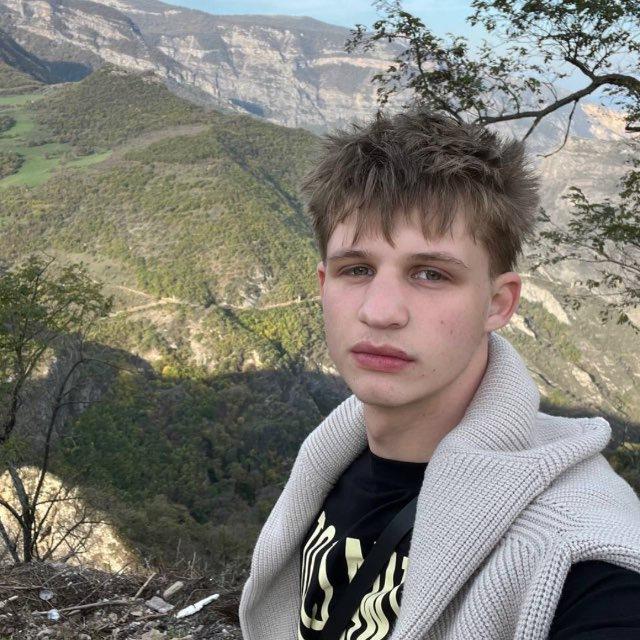 Андрей завозит