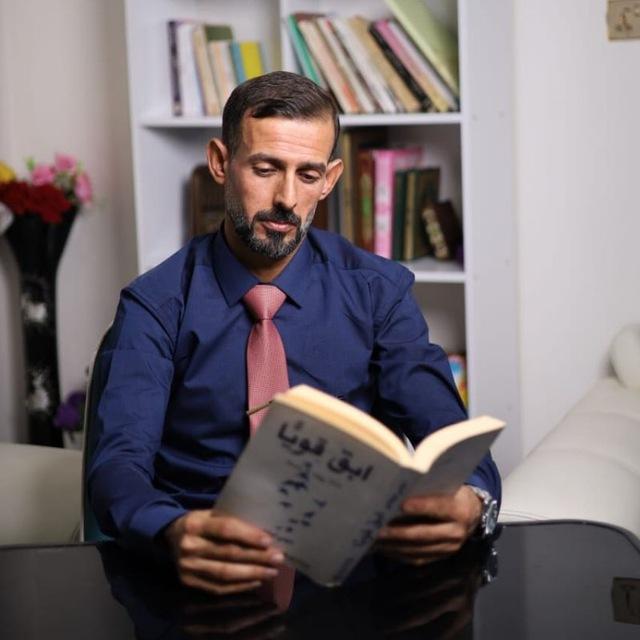 الاستاذ حيدر المندلاوي . مدرس الفيزياء