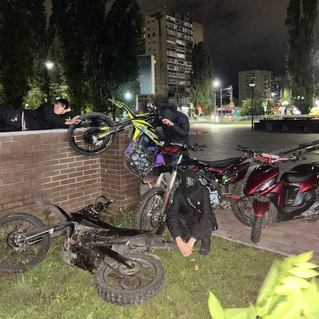 Школьники на заднем колесе