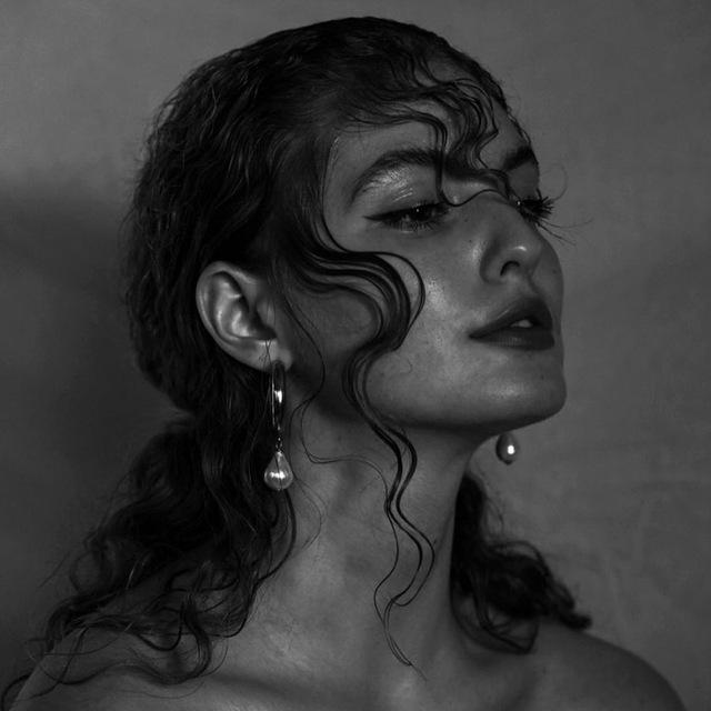 𝐭𝐡𝐞 𝐠𝐢𝐫𝐥 𝐢𝐧 𝐭𝐡𝐞 𝐬𝐩𝐢𝐝𝐞𝐫'𝐬 𝐰𝐞𝐛.
