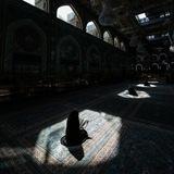 امْرَأَةٌ تُحَاوِلُ.
