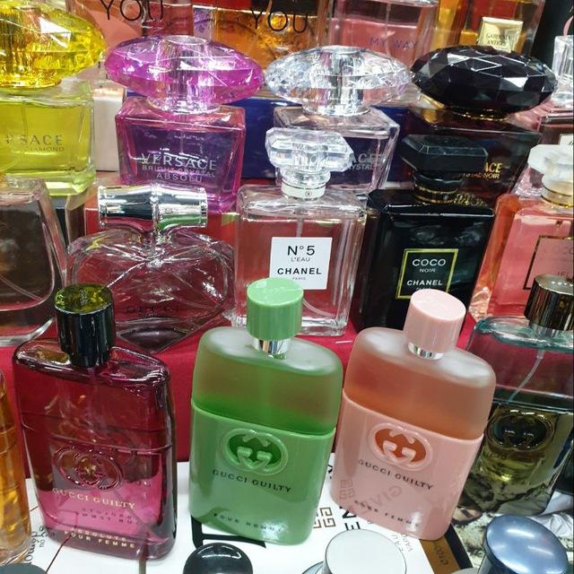 Alisia verkauft Parfums