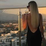 Блондинка с винишком 🍷