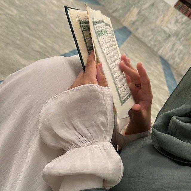 ضَاحِكَةٌ مُّسْتَبْشِرَةٌ