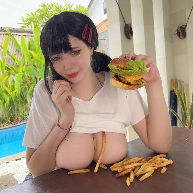 girls eat🍔