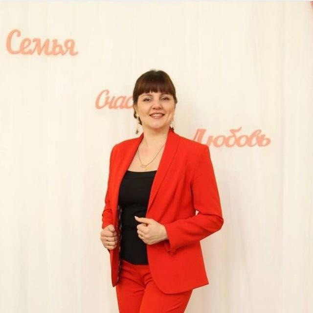 Ведущая Елена Елизарова