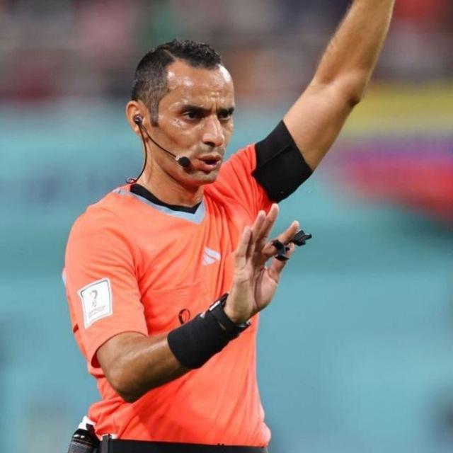 The referee _ الــحــكــم