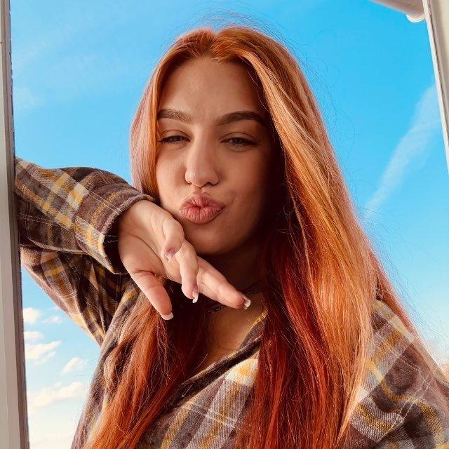 Emsy the redhead 🎀