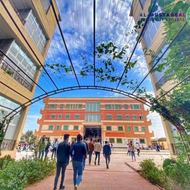 طلبة جامعة المستقبل الاهلية