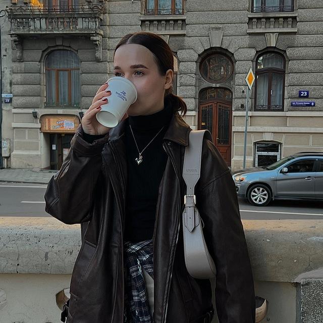 КАРОЛІНА ЧИТАЄ📖📚