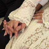 عِناق.
