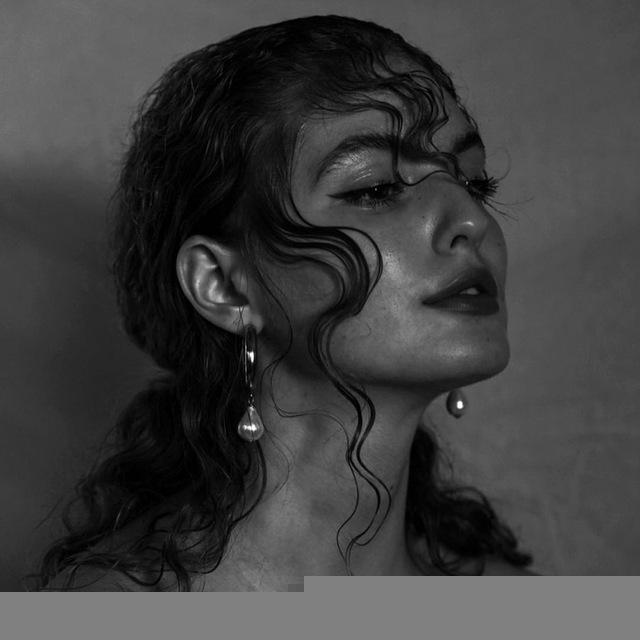 𝐭𝐡𝐞 𝐠𝐢𝐫𝐥 𝐢𝐧 𝐭𝐡𝐞 𝐬𝐩𝐢𝐝𝐞𝐫'𝐬 𝐰𝐞𝐛.